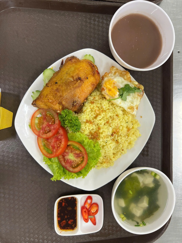 Có gì trong bữa ăn được công nhân chấm 10 điểm?- Ảnh 5.