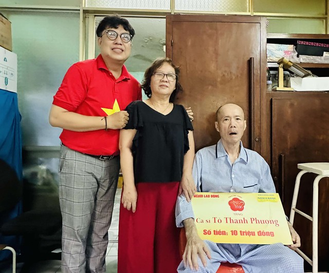 Ca sĩ Tô Thanh Phương xúc động đón nhận món quà từ chương trình "Mai Vàng tri ân" - Ảnh 2.