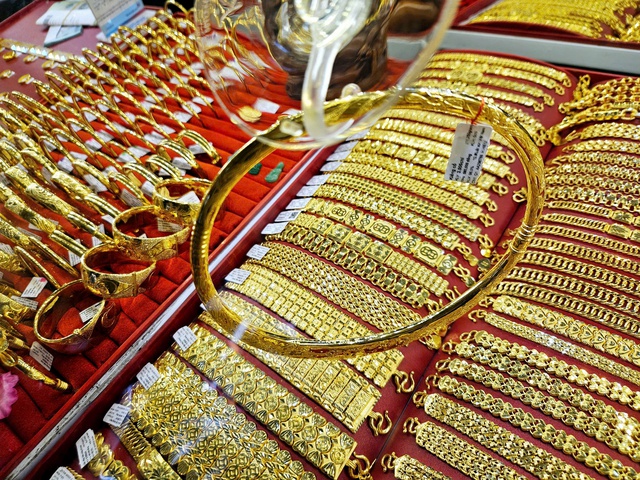 Sáng 14-5, giá vàng miếng SJC bỏ xa giá thế giới - Ảnh 1.