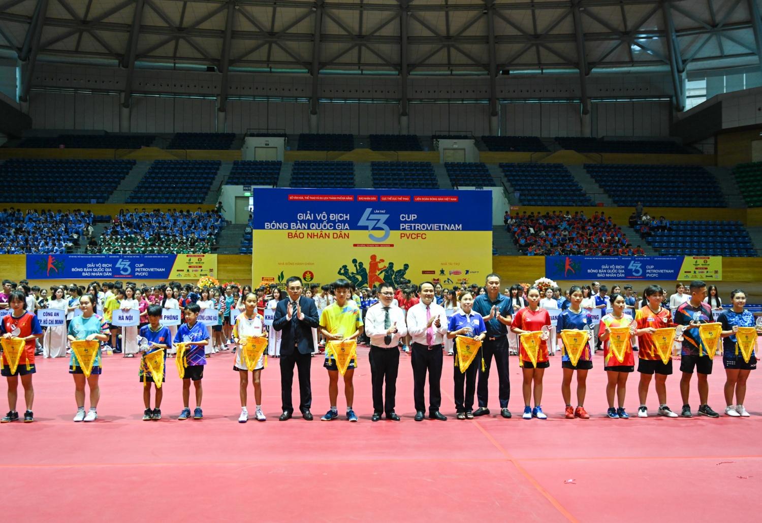 Đại diện Ban tổ chức trao cờ lưu niệm cho các đoàn bóng bàn tham dự giải đấu. Đại diện Ban tổ chức trao cờ lưu niệm cho các đoàn bóng bàn tham dự giải đấu.