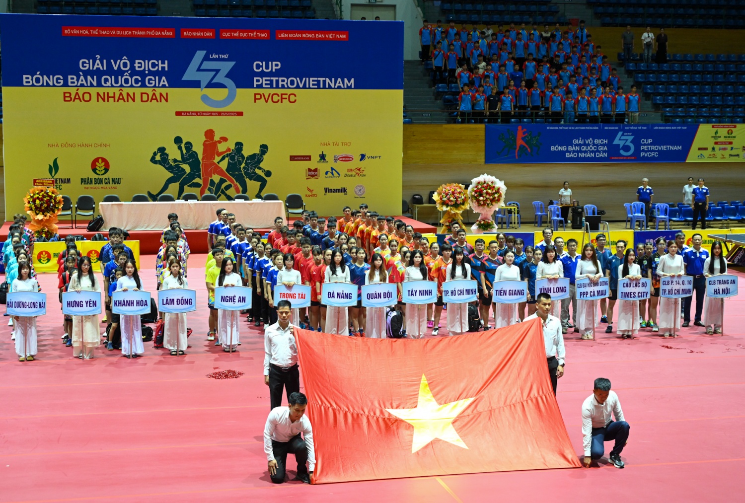 Các đại biểu và toàn bộ các VĐV tham dự giải bóng bàn thực hiện nghi thức chào cờ, khai mạc giải đấu. Các đại biểu và toàn bộ các VĐV tham dự giải bóng bàn thực hiện nghi thức chào cờ, khai mạc giải đấu.