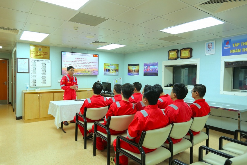 Đảng bộ Công ty Điều hành Dầu khí Biển Đông: Vững vàng nơi đầu sóng Đảng bộ Công ty Điều hành Dầu khí Biển Đông: Vững vàng nơi đầu sóng