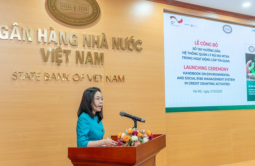 Bà Hà Thu Giang Vụ trưởng Vụ Tín dụng các ngành kinh tế NHNN phát biểu tại buổi công bố cuốn Sổ tay