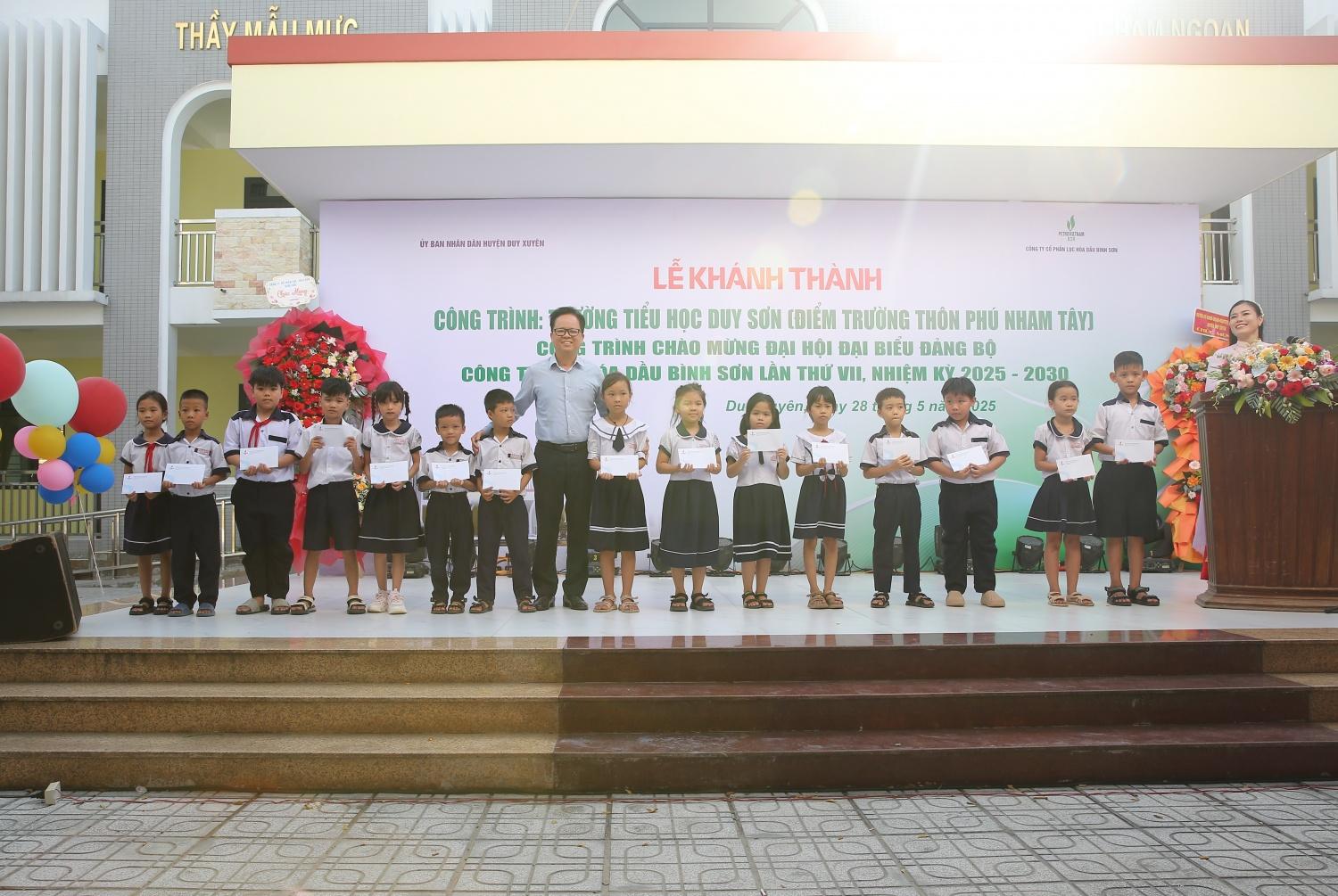 Ông Nguyễn Văn Hội - Ủy viên Ban Thường vụ Đảng ủy, Thành viên Hội đồng quản trị Công ty BSR trao quà cho các em học sinh vượt khó học giỏi. Ông Nguyễn Văn Hội - Ủy viên Ban Thường vụ Đảng ủy, Thành viên Hội đồng quản trị Công ty BSR trao quà cho các em học sinh vượt khó học giỏi.