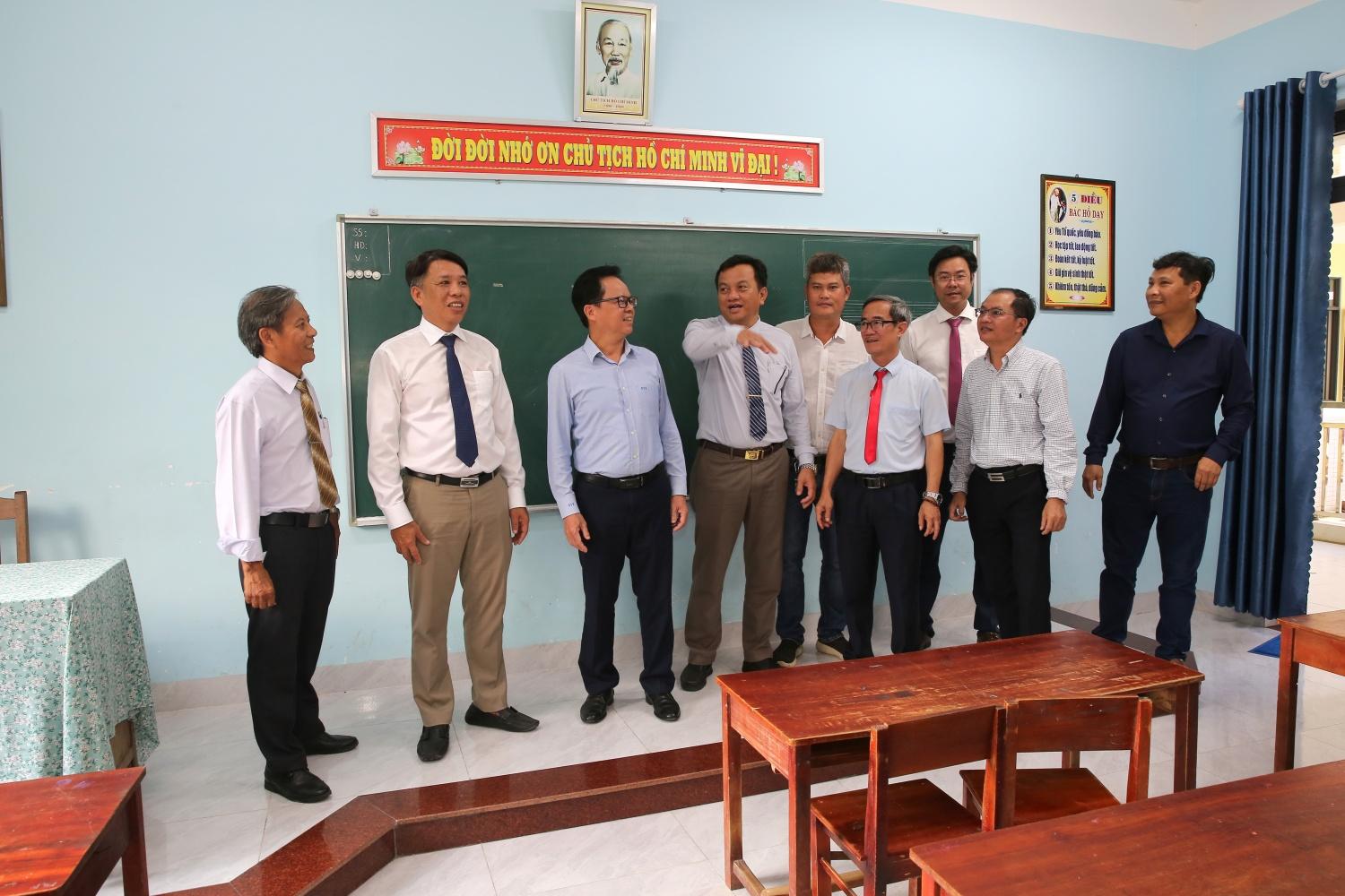 Các đại biểu tham quan công trình Trường Tiểu học Duy Sơn tại Điểm trường Phú Nham Tây. Các đại biểu tham quan công trình Trường Tiểu học Duy Sơn tại Điểm trường Phú Nham Tây.