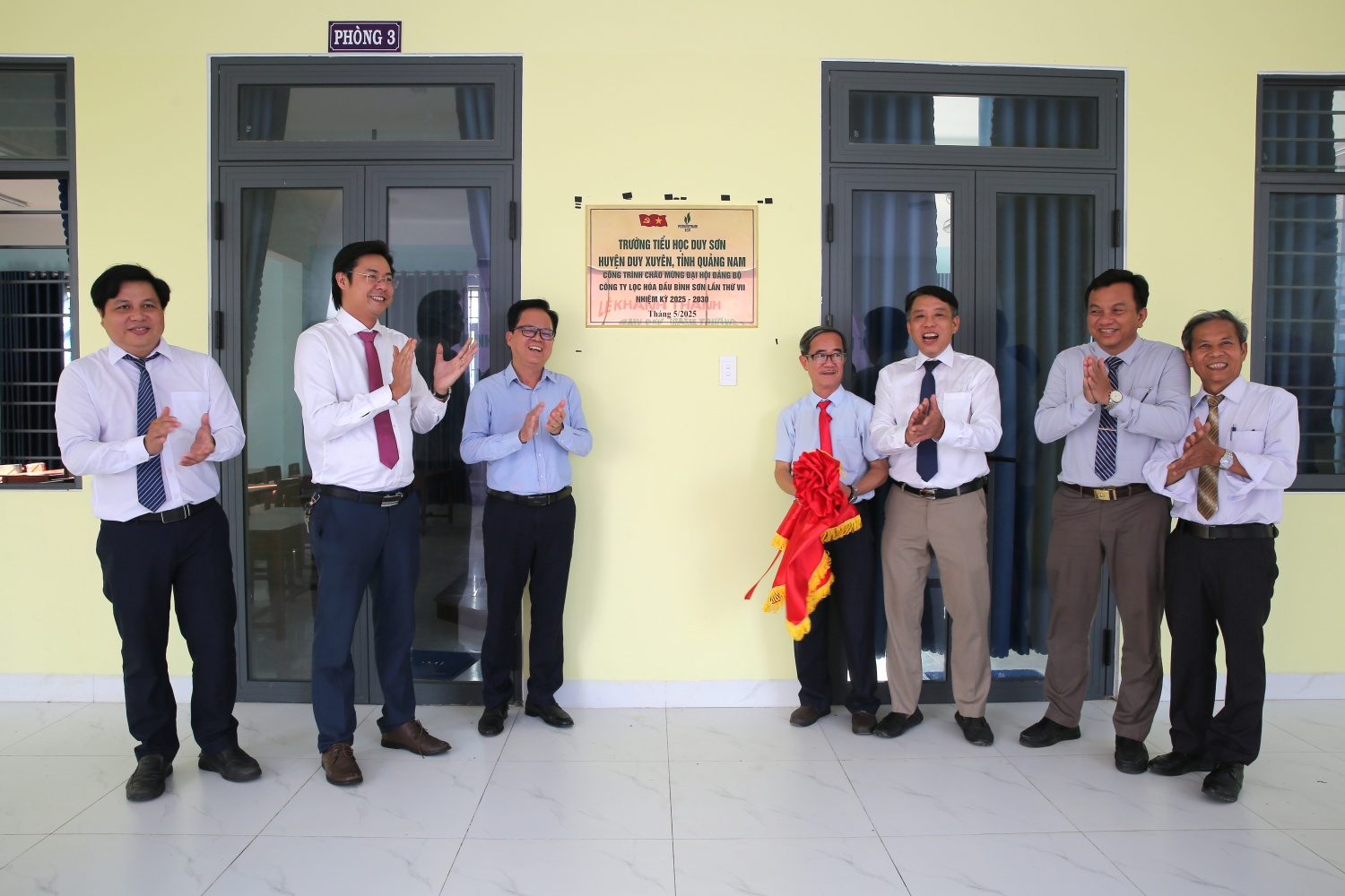 Đại biểu thực hiện nghi thức gắn biển công trình chào mừng Đại hội đại biểu Đảng bộ Công ty Lọc hóa dầu Bình Sơn lần thứ VII, nhiệm kỳ 2025 - 2030. Đại biểu thực hiện nghi thức gắn biển công trình chào mừng Đại hội đại biểu Đảng bộ Công ty Lọc hóa dầu Bình Sơn lần thứ VII, nhiệm kỳ 2025 - 2030.