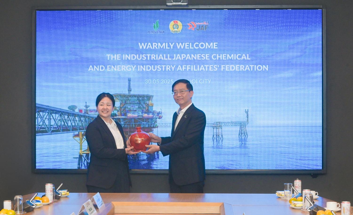 Petrovietnam tiếp đón đoàn đại biểu Liên đoàn JAF đến thăm và làm việc Petrovietnam tiếp đón đoàn đại biểu Liên đoàn JAF đến thăm và làm việc