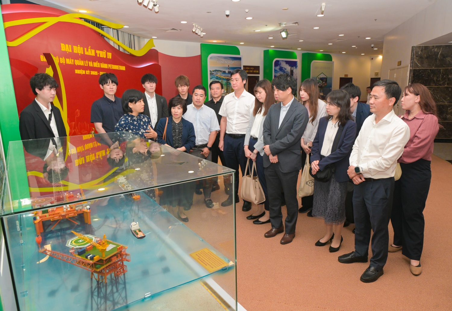 Petrovietnam tiếp đón đoàn đại biểu Liên đoàn JAF đến thăm và làm việc Petrovietnam tiếp đón đoàn đại biểu Liên đoàn JAF đến thăm và làm việc