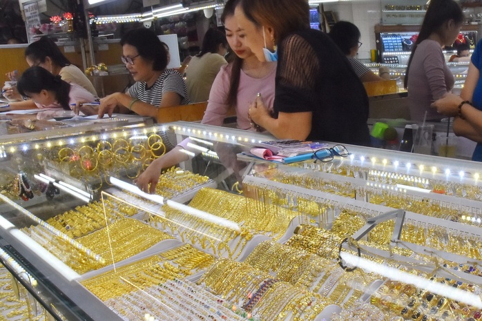 Giá vàng hôm nay, 5-6: Bật tăng khi kinh tế Mỹ suy yếu   - Ảnh 1.