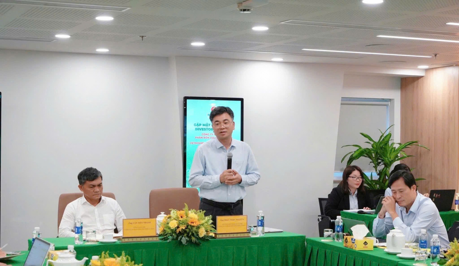 Ông Trần Ngọc Nguyên, Chủ tịch HĐQT PVCFC trao đổi với nhà đầu tư