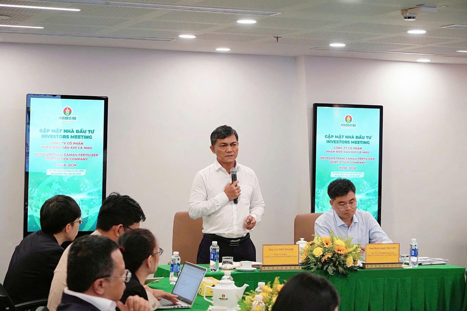 Tổng Giám đốc PVCFC trao đổi với nhà đầu tư