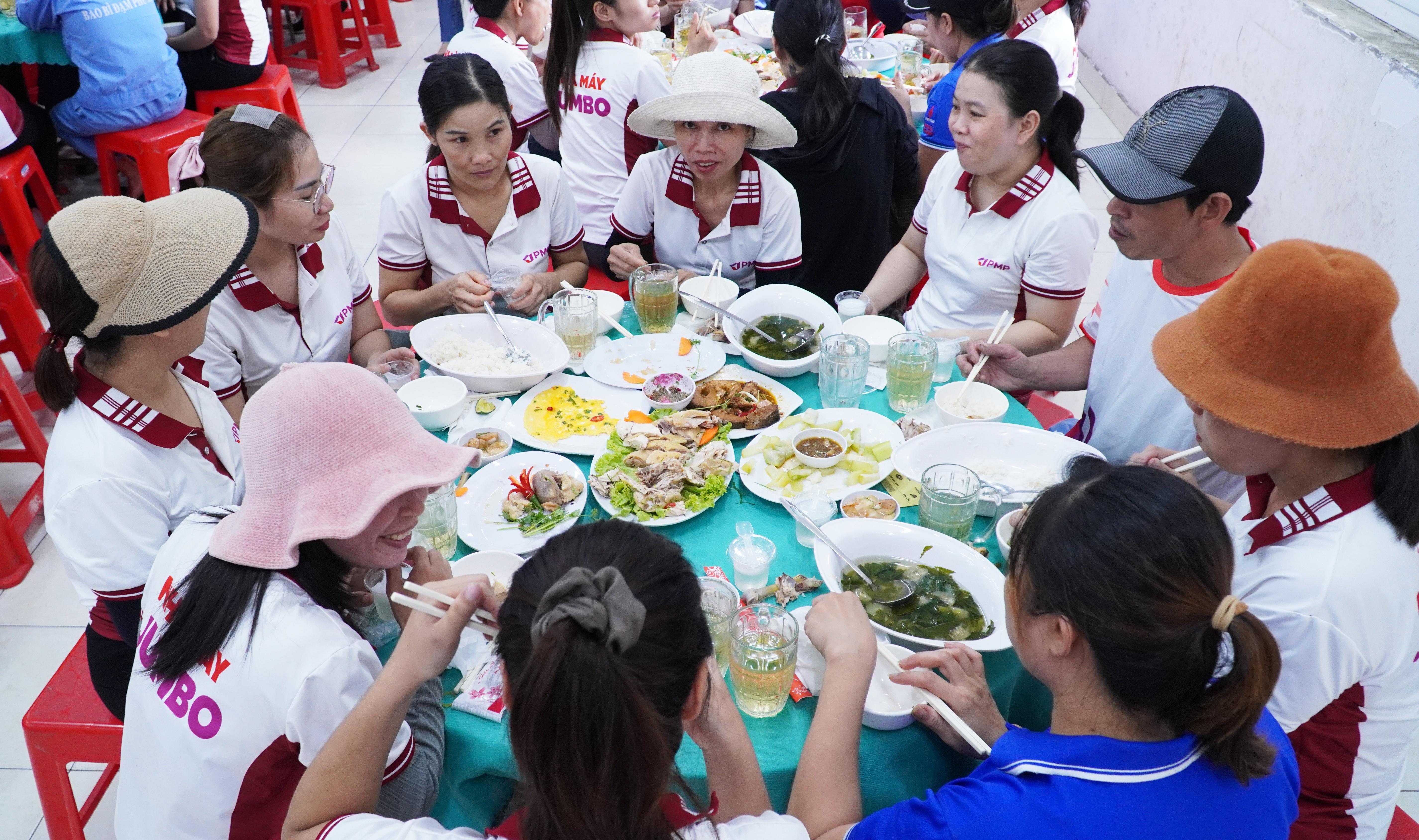 Chăm lo, sẻ chia từ “Bữa cơm Công đoàn” chất lượng