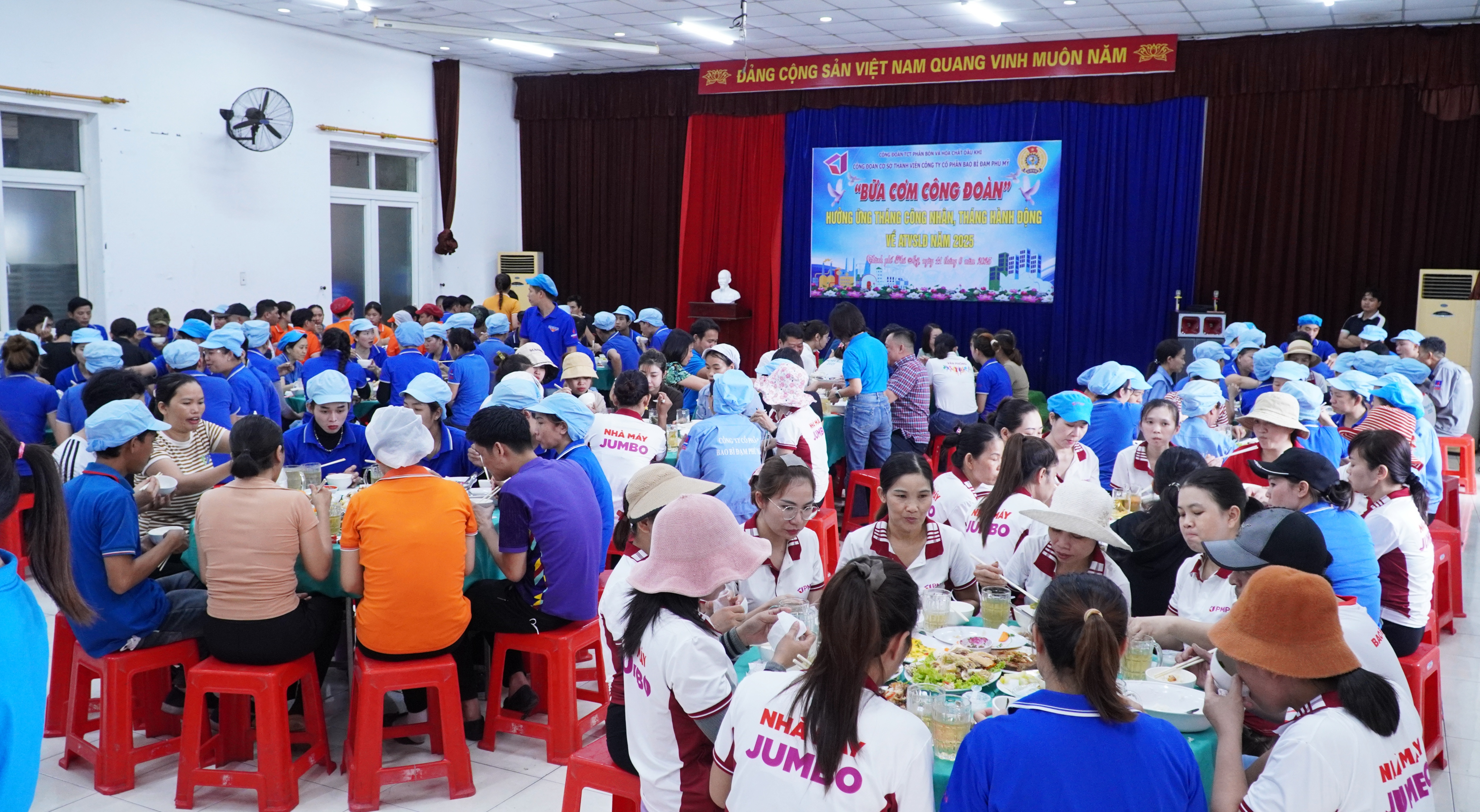 Chăm lo, sẻ chia từ “Bữa cơm Công đoàn” chất lượng