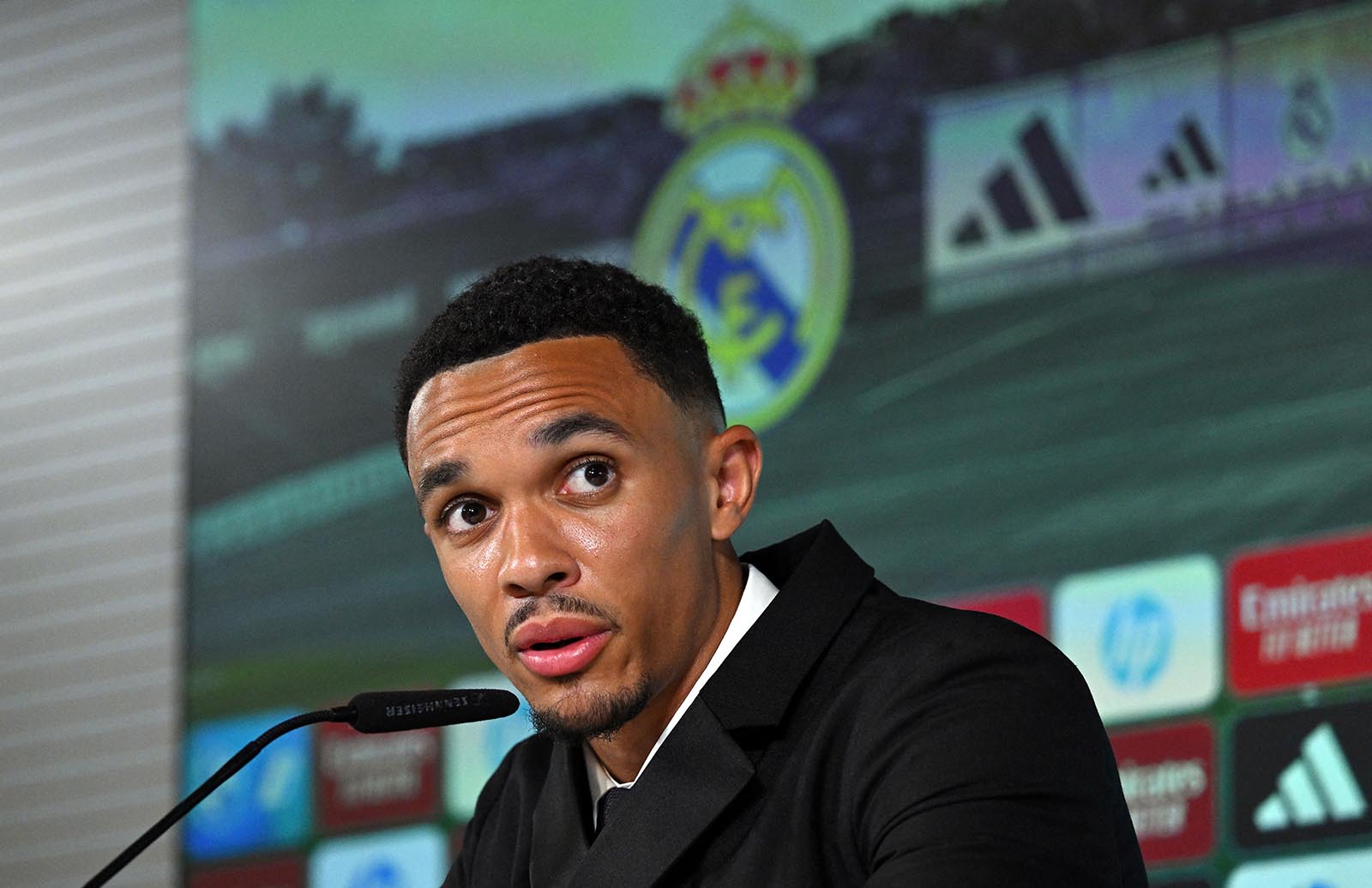 Trent Alexander-Arnold trong buổi họp báo đầu tiên tại đội bóng mới Real Madrid. Ảnh: AFP