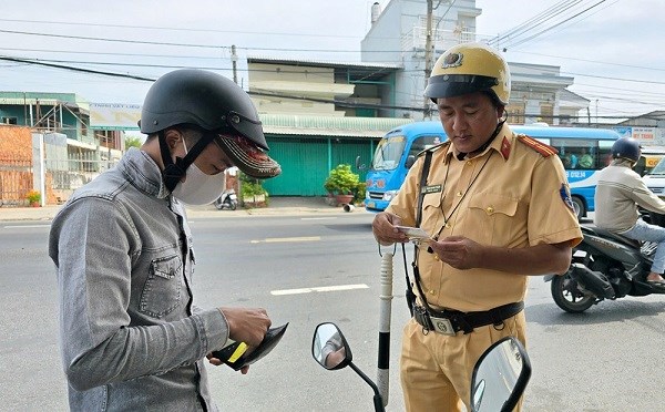 Nhiều chủ xe bị phạt nguội lỗi vượt đèn đỏ theo Nghị định 168