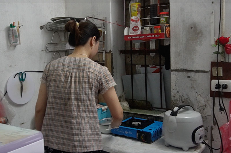 Trong căn phòng trọ rộng khoảng 18m2 vừa là nơi ngủ nghỉ, vừa là nơi nấu ăn của vợ chồng chị Lù Thị Săm. Ảnh: Hạnh Thơm