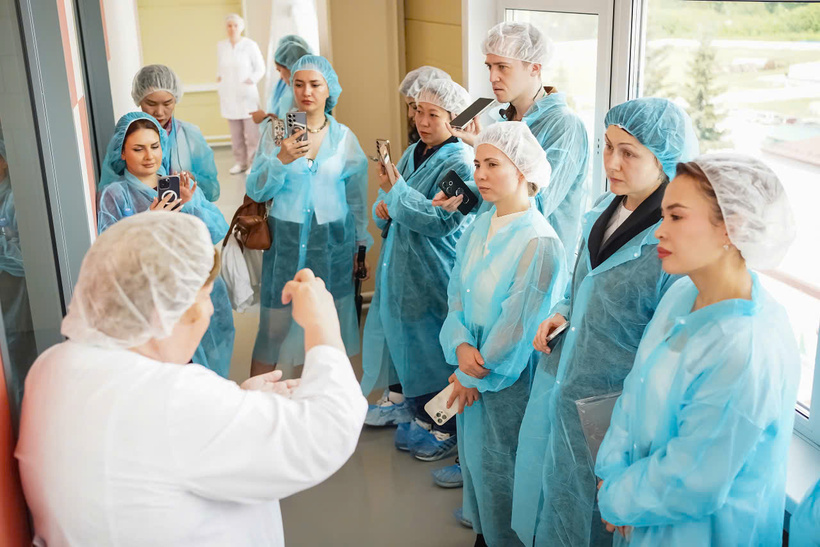 Bà Larisa Kharchenko – Giám đốc sản xuất của tổ hợp sản xuất Siberian Wellness chia sẻ cho các phóng viên về quy trình sản xuất nghiêm ngặt