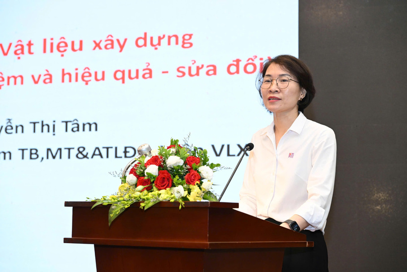 Bà Nguyễn Thị Tâm - Giám đốc Trung tâm Thiết bị môi trường và An toàn lao động (Viện Vật liệu xây dựng, Bộ Xây dựng) - trình bày tham luận tại diễn đàn