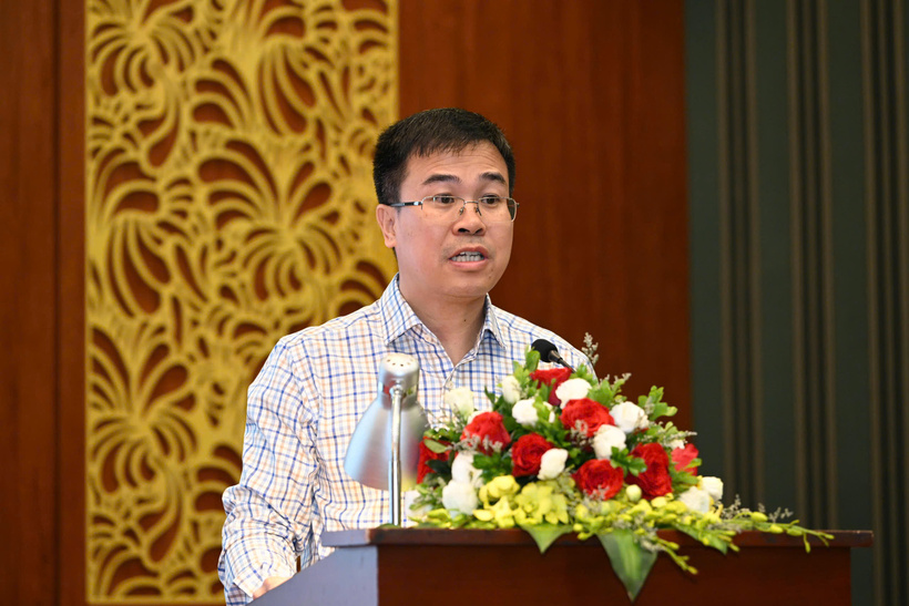 Ông Hoàng Việt Dũng - Cục Đổi mới sáng tạo, Chuyển đổi xanh và Khuyến công - trình bày báo cáo thành quả 15 năm và những nội dung mới trong Luật Sử dụng năng lượng tiết kiệm và hiệu quả