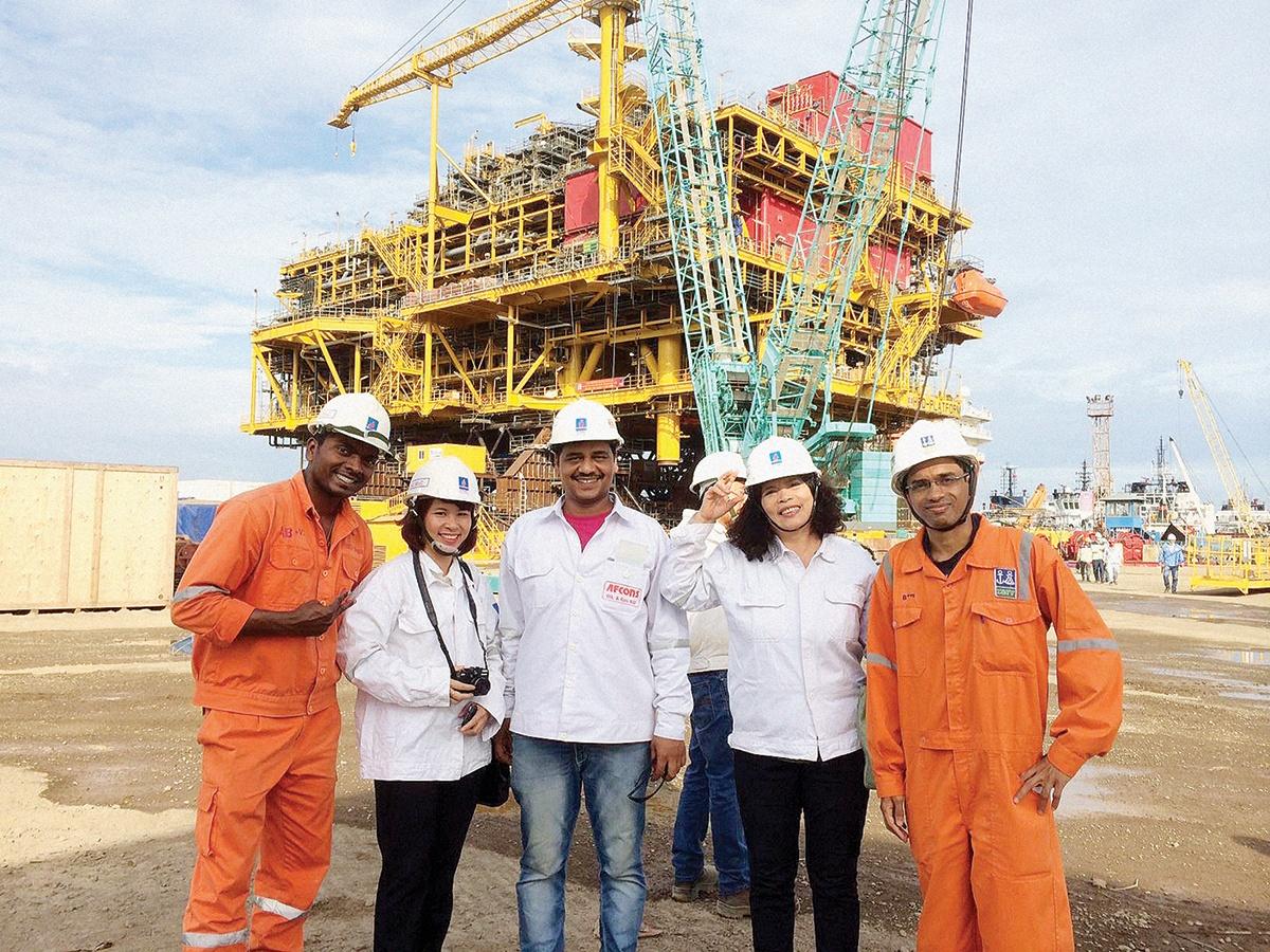 “Vượt nắng, thắng mưa” trên những công trường