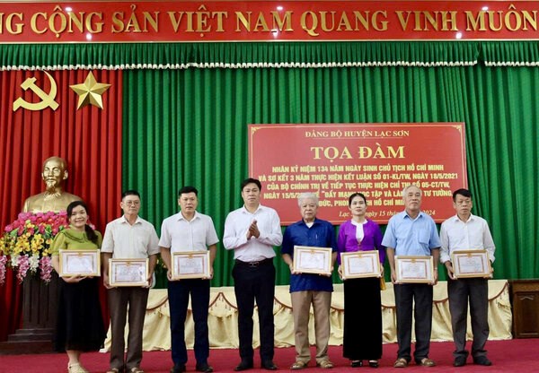 Người có uy tín Lạc Sơn: Cầu nối pháp luật vùng sâu