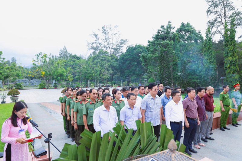 Vietsovpetro khởi công công trình “Đường hoa bằng lăng - hoa giấy” tại Côn Đảo Vietsovpetro khởi công công trình “Đường hoa bằng lăng - hoa giấy” tại Côn Đảo