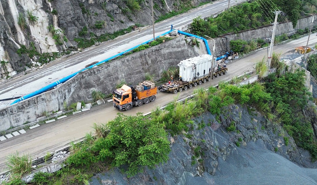 Hai máy biến áp siêu trọng đã được vận chuyển đến dự án Thủy điện Hòa Bình mở rộng