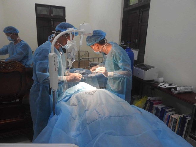 Cấp cứu kịp thời ngư dân bị cá kìm đâm vào cổ trên đảo Sinh Tồn Đông