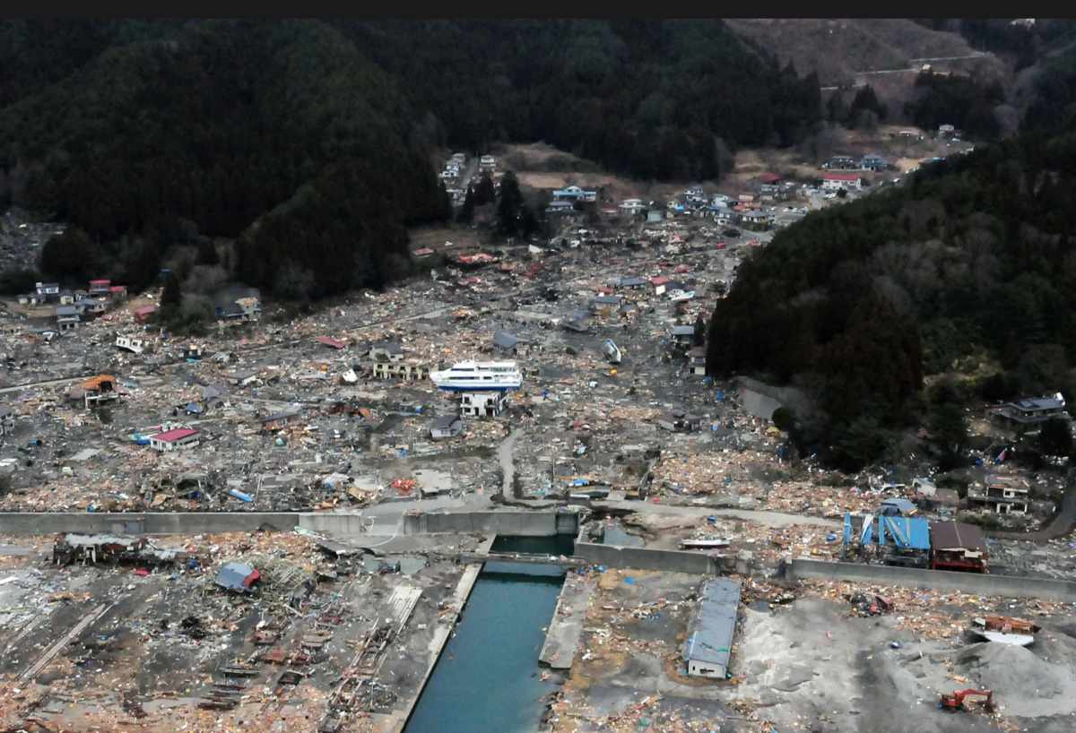 Đống đổ nát ở Ōtsuchi, tỉnh Iwate, Nhật Bản, sau khi thành phố này bị tàn phá bởi trận động đất và sóng thần ngày 11.3.2011. Ảnh: Hải quân Mỹ