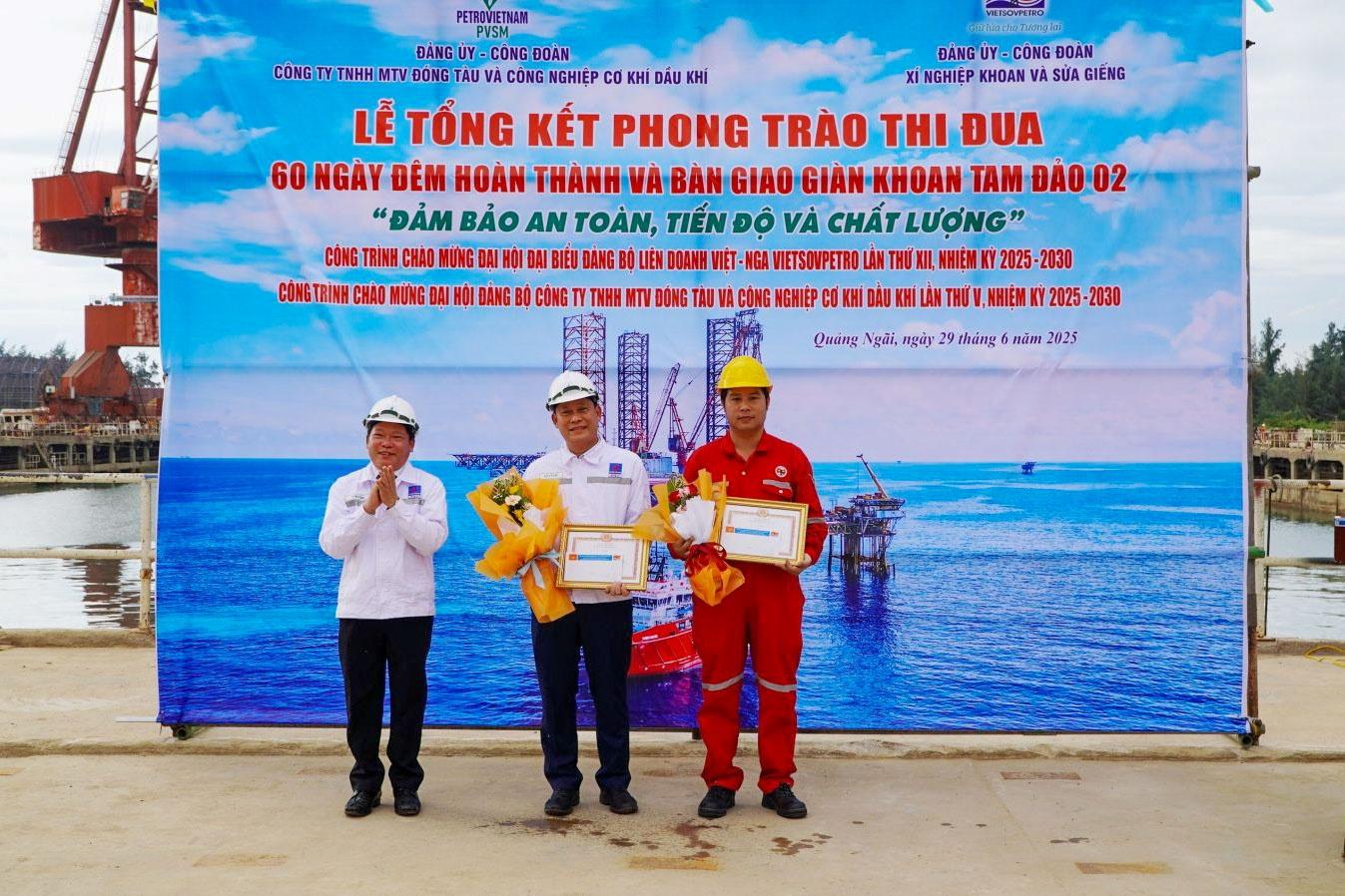 Đảng ủy - Công đoàn PVSM và Vietsovpetro gắn biển công trình Chào mừng Đại hội Đảng bộ trên Giàn Tam Đảo 02