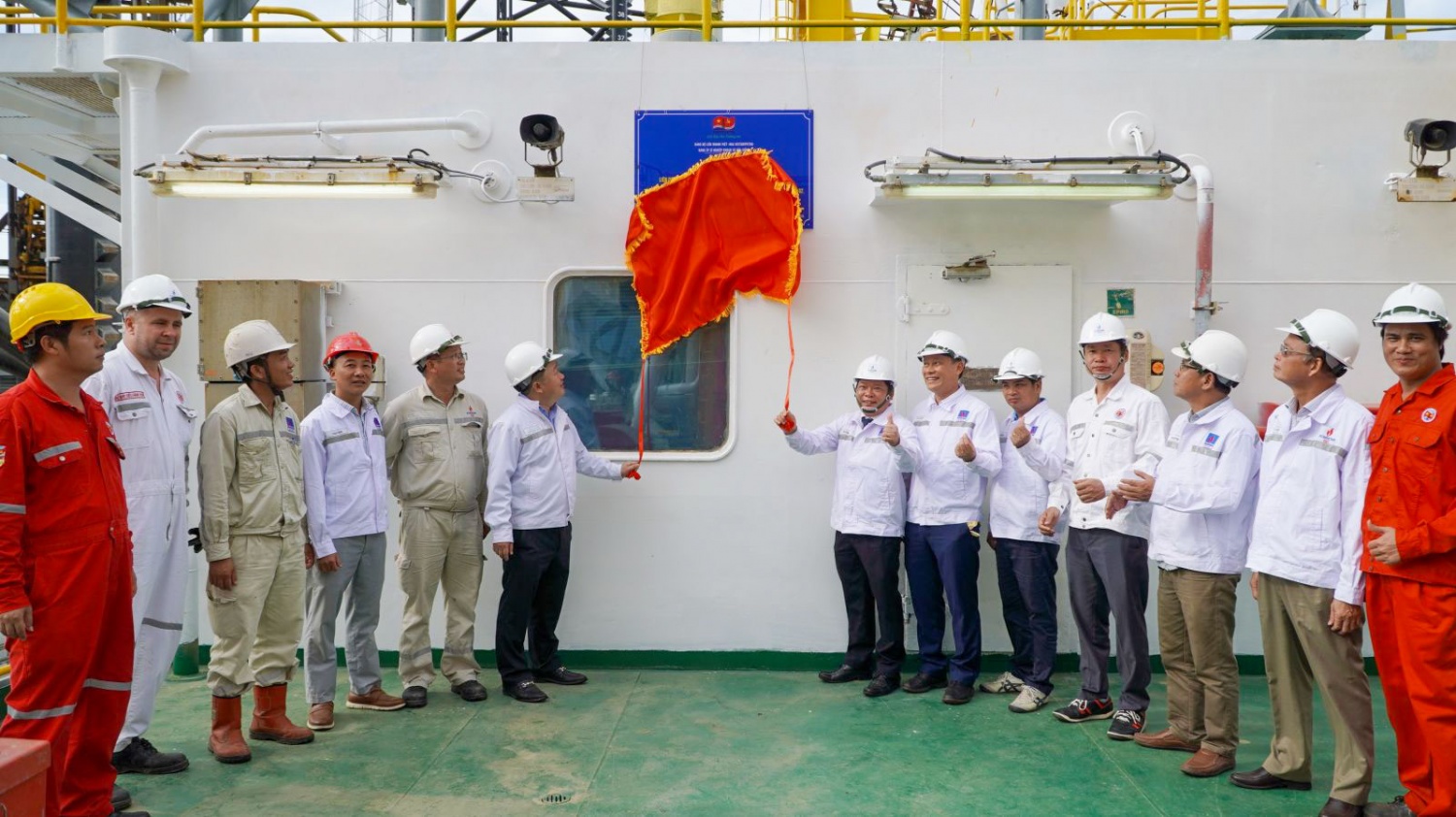 Đảng ủy - Công đoàn PVSM và Vietsovpetro gắn biển công trình Chào mừng Đại hội Đảng bộ trên Giàn Tam Đảo 02