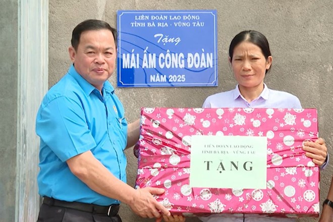 Trao Mái ấm Công đoàn cho giáo viên có hoàn cảnh khó khăn
