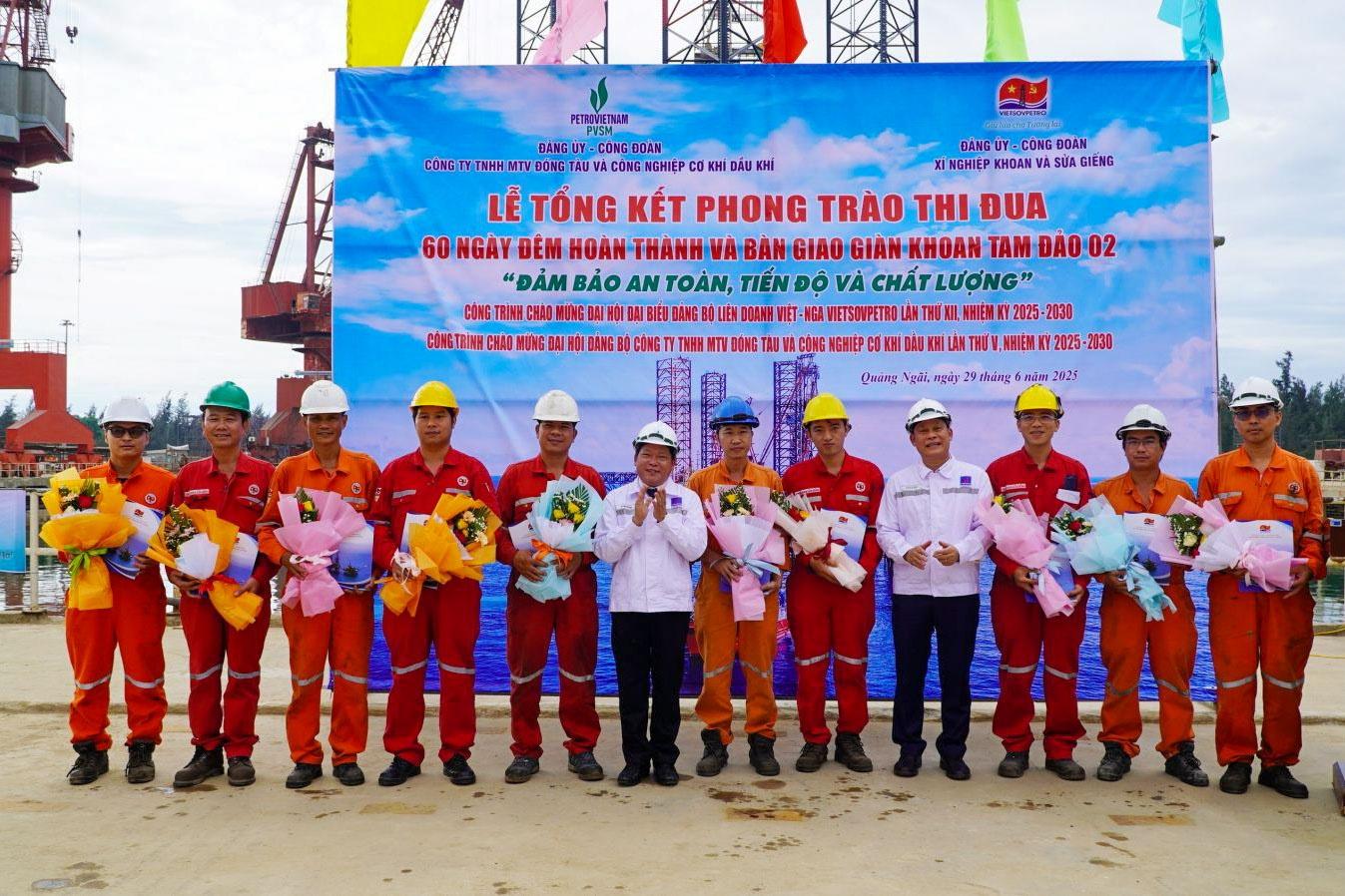 Đảng ủy - Công đoàn PVSM và Vietsovpetro gắn biển công trình Chào mừng Đại hội Đảng bộ trên Giàn Tam Đảo 02