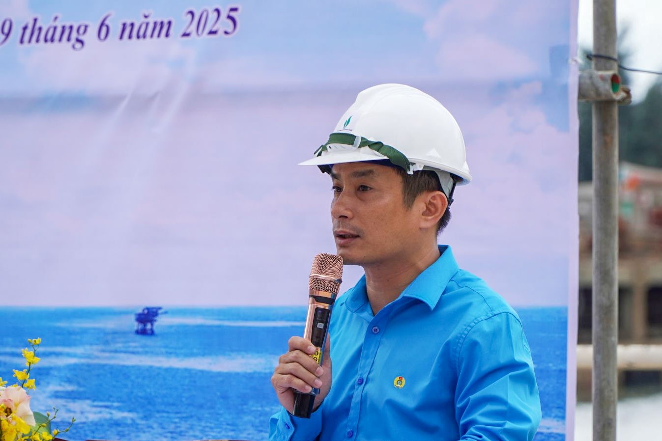 Đảng ủy - Công đoàn PVSM và Vietsovpetro gắn biển công trình Chào mừng Đại hội Đảng bộ trên Giàn Tam Đảo 02