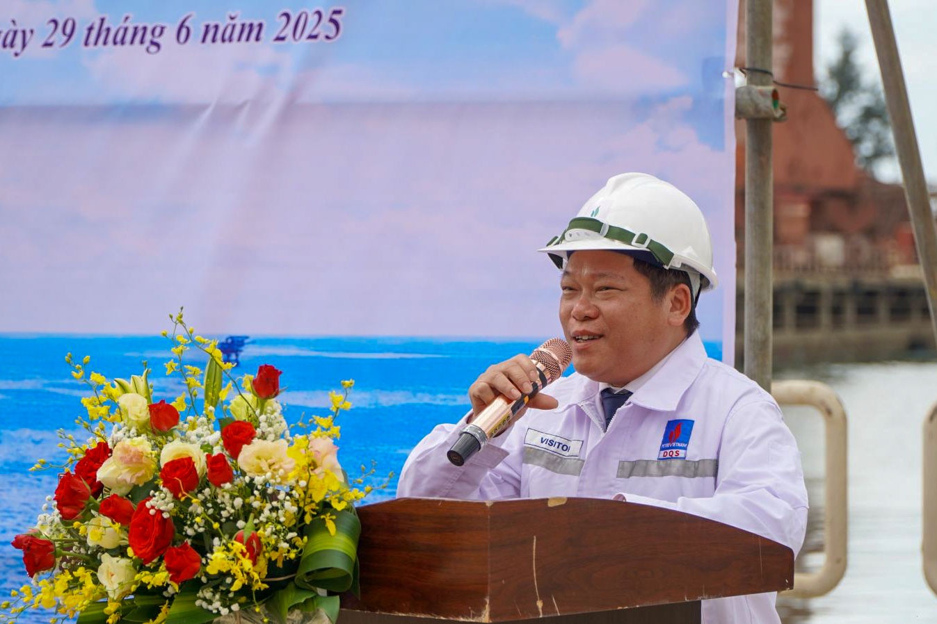 Đảng ủy - Công đoàn PVSM và Vietsovpetro gắn biển công trình Chào mừng Đại hội Đảng bộ trên Giàn Tam Đảo 02