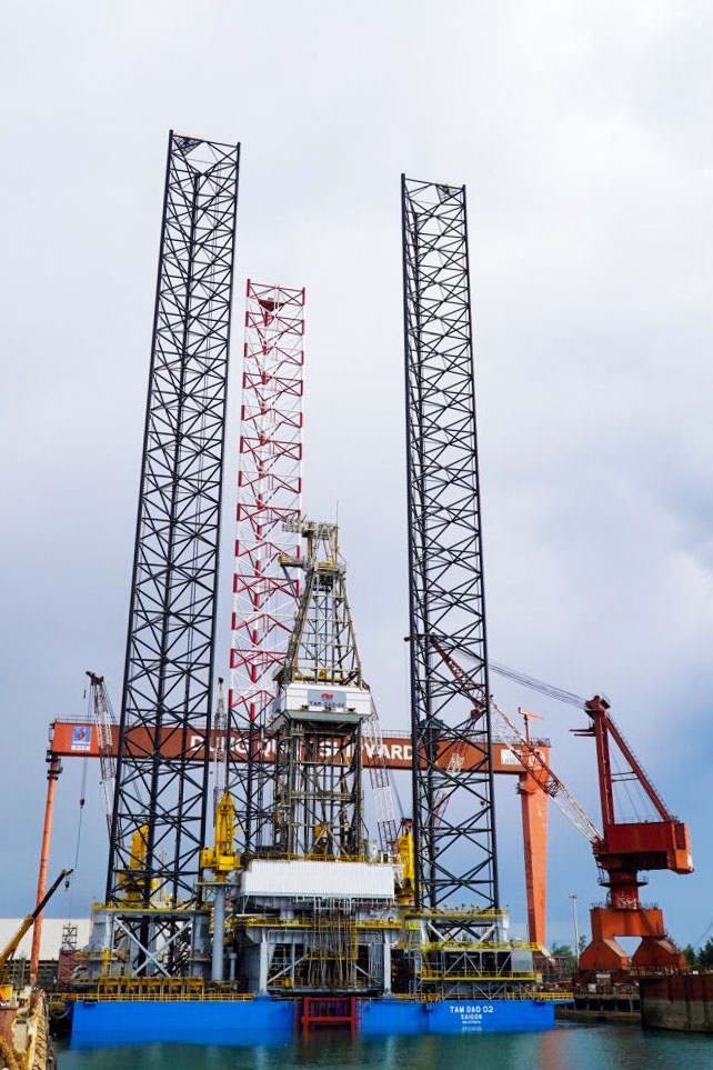 Đảng ủy - Công đoàn PVSM và Vietsovpetro gắn biển công trình Chào mừng Đại hội Đảng bộ trên Giàn Tam Đảo 02