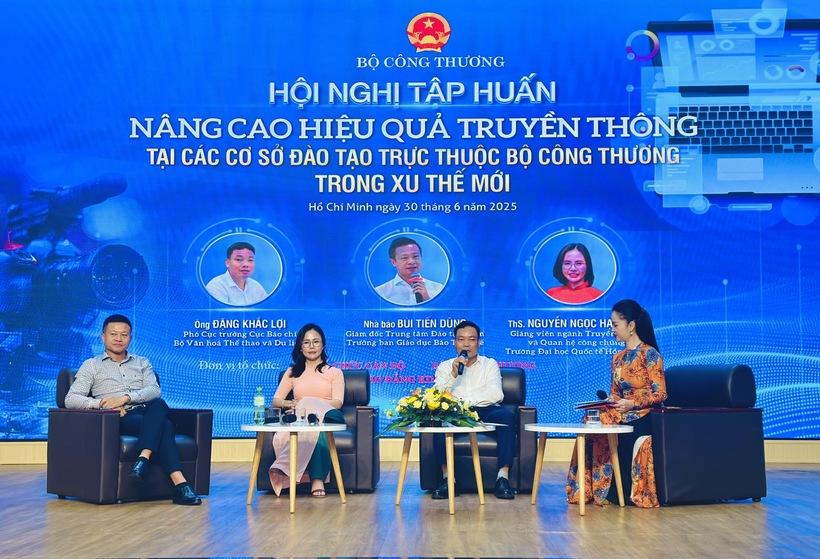 Các diễn giả chia sẻ tại toạ đàm: “Giải pháp nâng cao hiệu quả truyền thông tại các cơ sở đào tạo nghề ngành Công Thương trong xu thế mới” trong khuôn khổ hội nghị