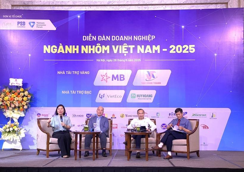 Các diễn giả trao đổi tại Diễn đàn doanh nghiệp ngành nhôm Việt Nam - 2025. Ảnh: Hải Linh