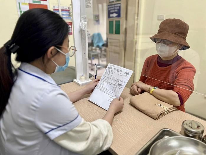 Ngày mai, những trường hợp tự đi khám, chữa bệnh trái tuyến được hưởng 100% BHYT  - Ảnh 1.