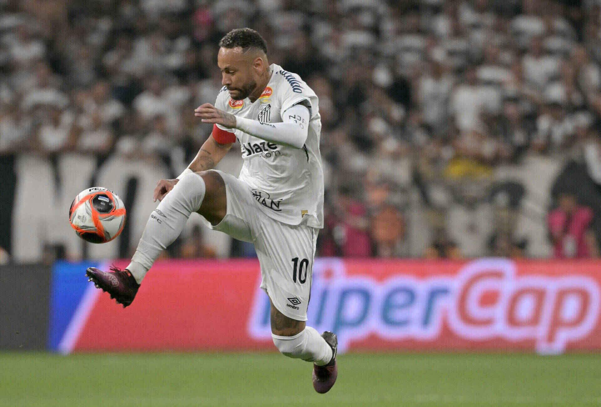 Neymar từng có một khoảng thời gian khoác áo Santos trước khi trở về Brazil. Ảnh: AFP