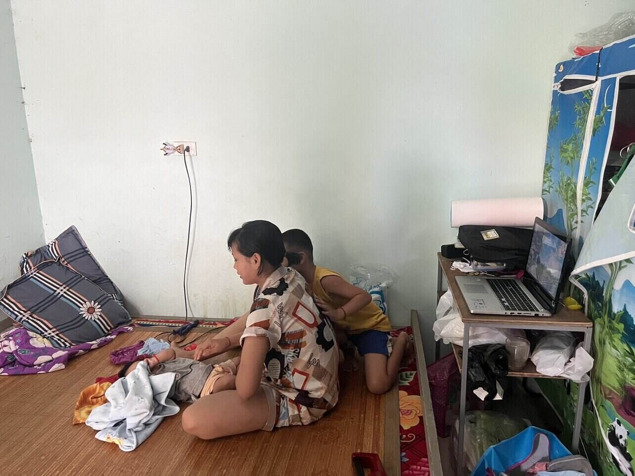 Với nhiều công nhân, chi phí giáo dục là gánh nặng với con cái. Ảnh: Minh Hương.