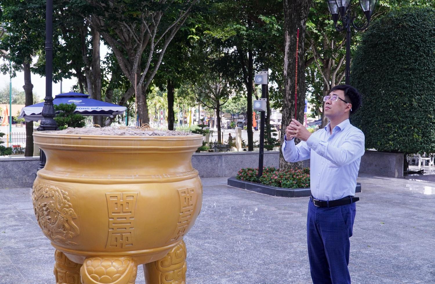 Đoàn Thanh niên Chính phủ dâng hoa, dâng hương tưởng niệm Anh hùng liệt sĩ Võ Thị Sáu
