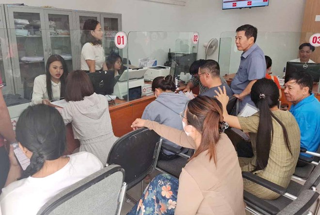 Tấp nập tại Trung tâm phục vụ hành chính công ở phường đông dân nhất Hà Tĩnh