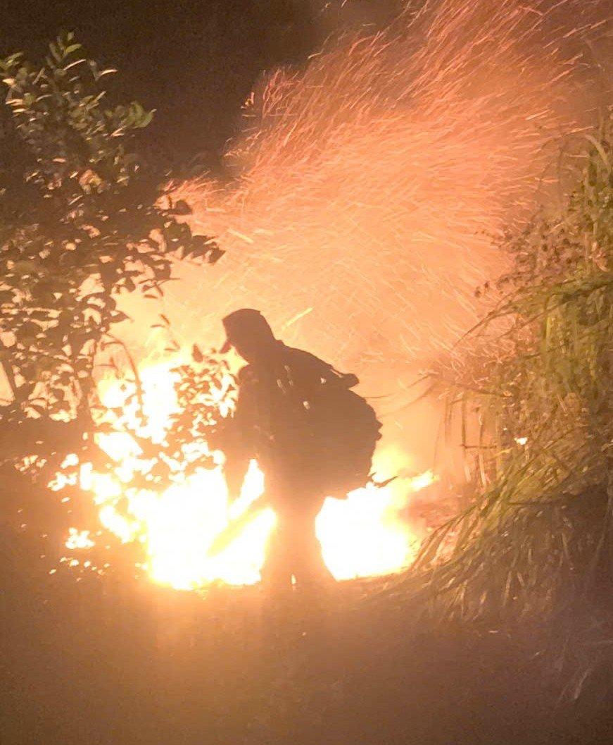 Lực lượng chức năng nỗ lực dập lửa. Ảnh: Trần Lê Thạch