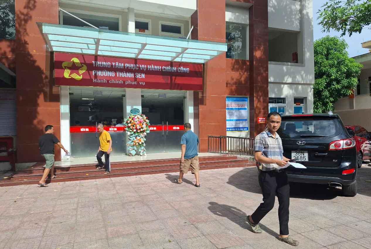 Trung tâm phục vụ hành chính công phường Thành Sen trong ngày đầu làm việc theo mô hình chính quyền địa phương 2 cấp. Ảnh: Trần Tuấn.