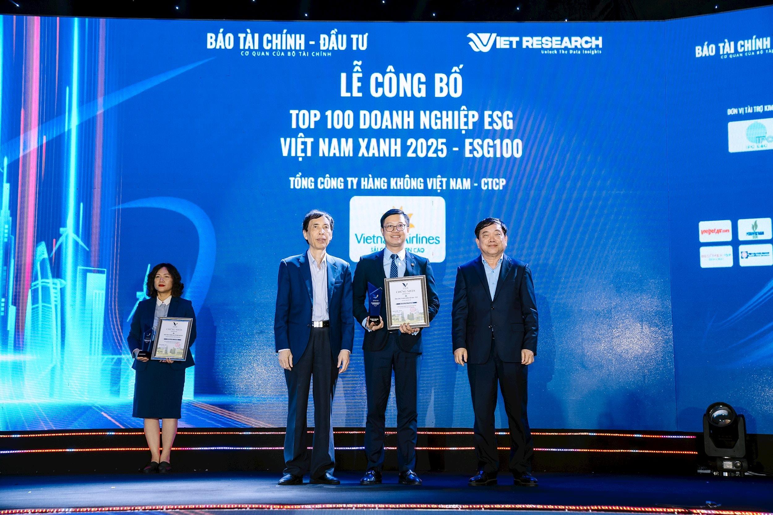 TS. Võ Trí Thành, GS.TS. Trần Thọ Đạt trao giải Top 100 ESG Việt Nam Xanh 2025 cho đại diện Vietnam Airlines