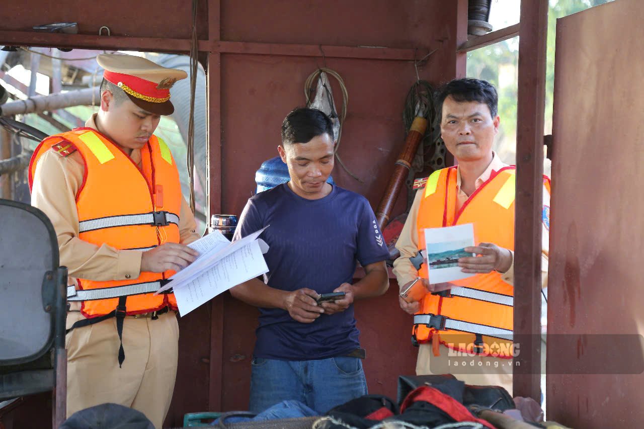 Lực lượng CSGT đường thủy - Phòng CSGT Công tỉnh Lào Cai tuần tra, kiểm soát đối với các phương tiện tàu thủy trên lưu vực sông Hồng. Ảnh: Văn Đứcc.