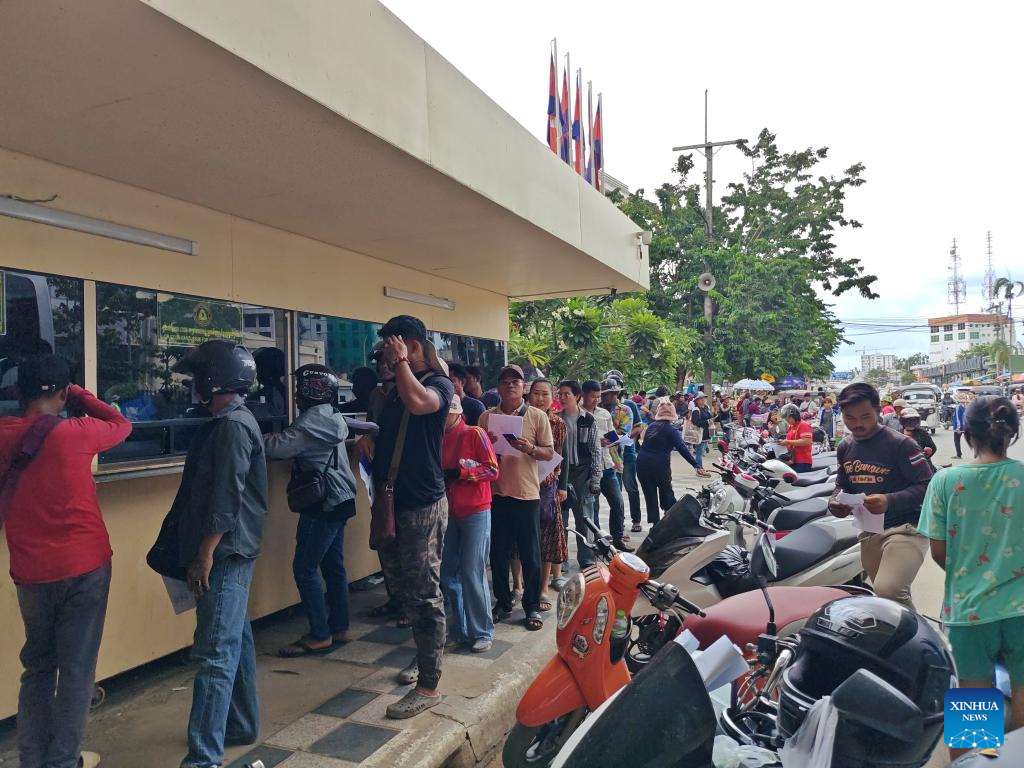 Người dân Campuchia chờ làm thủ tục nhập cảnh vào Thái Lan tại Cửa khẩu Quốc tế Poipet, tỉnh Banteay Meanchey, Campuchia, ngày 8.6.2025. Ảnh: Xinhua