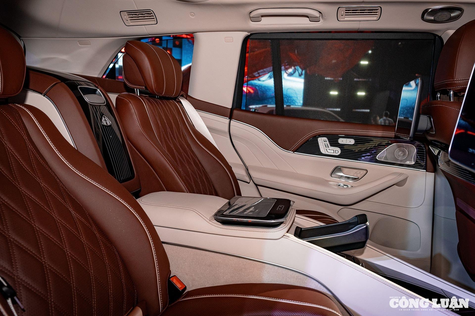 Nội thất bọc da, hàng ghế thứ 2 First-Class dành cho giới chủ.