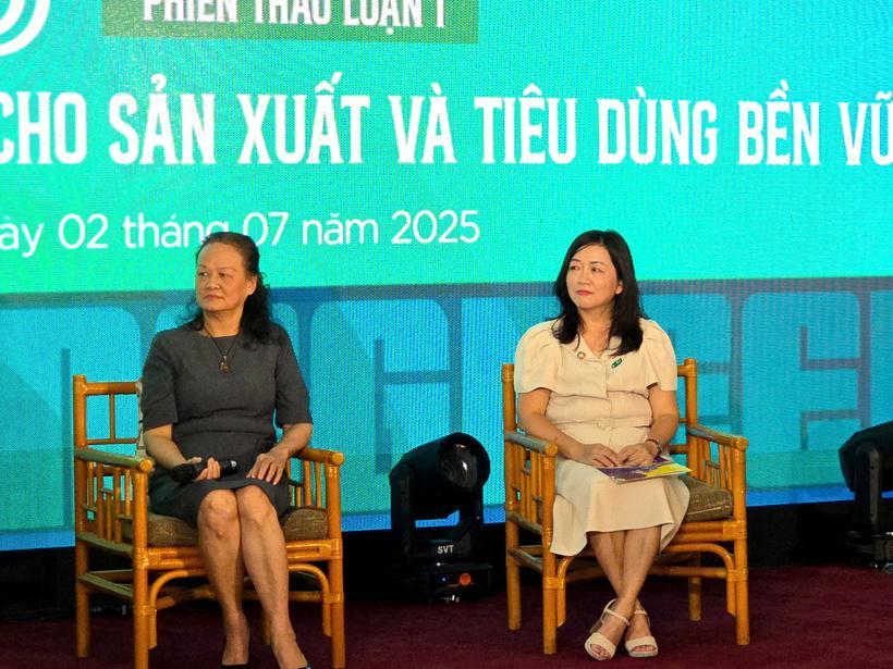 Bà Nguyễn Thị Bích Hường, Trưởng Ban Truyền thông Hiệp hội Doanh nghiệp nhỏ và vừa (đầu tiên bên trái). Ảnh: Thu Hường